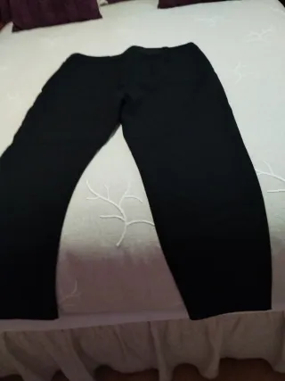 Pantalones negros con cremallera delantera