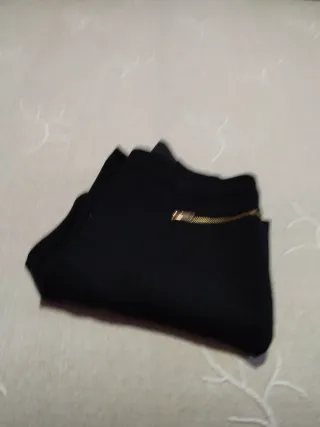 Pantalones negros con cremallera delantera