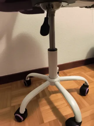 Silla de escritorio morada y blanca