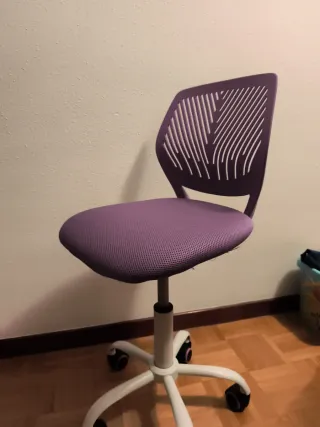 Silla de escritorio morada y blanca