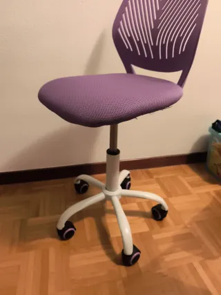 Silla de escritorio morada y blanca