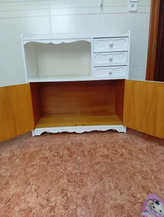 Mueble blanco de madera con cajones y puertas