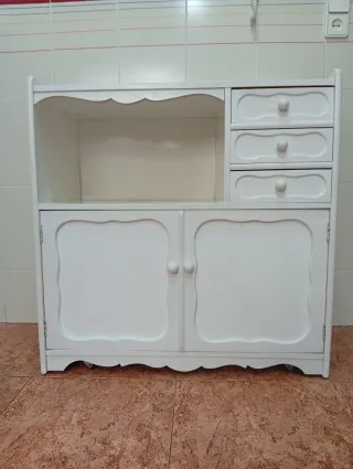 Mueble blanco de madera con cajones y puertas