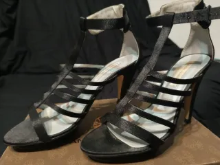 Sandalias de fiesta Angel Alarcon tacón negro
