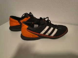 Zapatillas Adidas Negras y Naranjas Talla 43