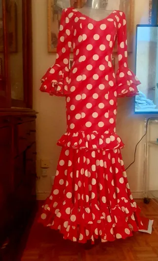 Traje de flamenca rojo lunares blancos