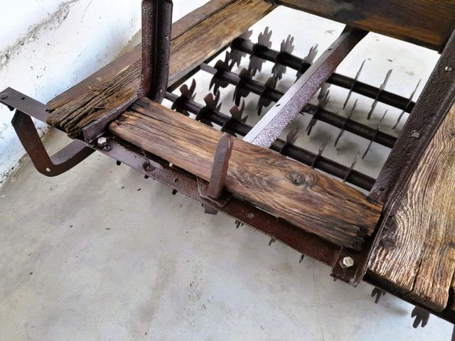 Trillo antiguo con asiento de madera