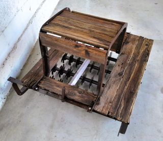 Trillo antiguo con asiento de madera