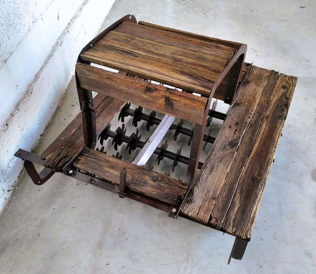 Trillo antiguo con asiento de madera