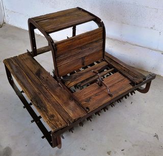 Trillo antiguo con asiento de madera