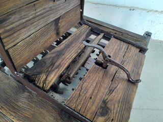 Trillo antiguo con asiento de madera