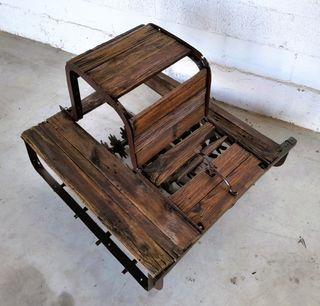 Trillo antiguo con asiento de madera