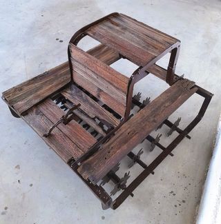 Trillo antiguo con asiento de madera