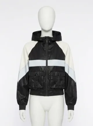 Chaqueta con capucha y bolsillos