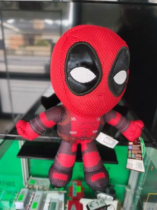 Peluche Marvel Deadpool braços abertos 30cm