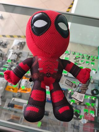 Peluche Marvel Deadpool braços abertos 30cm