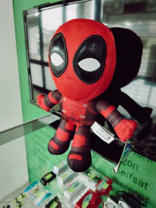 Peluche Marvel Deadpool braços abertos 30cm