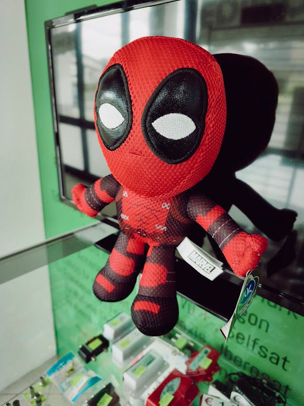 Peluche Marvel Deadpool brazos abiertos 30cm