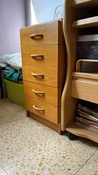 2 cómodas de madera con 5 cajones cada una.