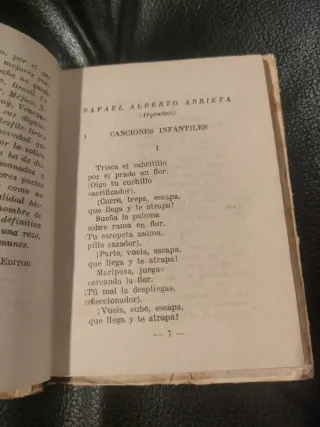 Libro antiguo de poesía infantil