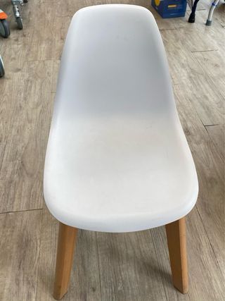 Silla infantil blanca patas madera