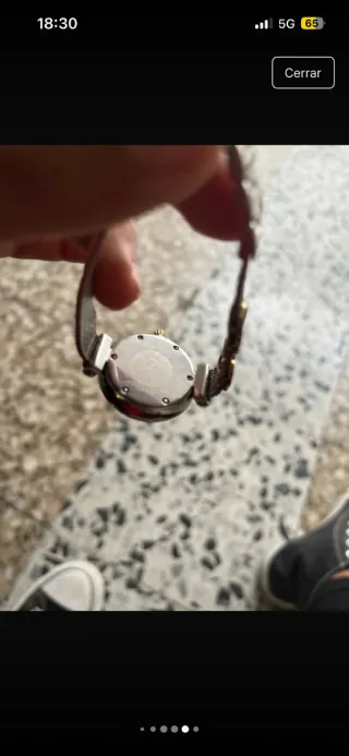 Reloj dorado y plateado con charms