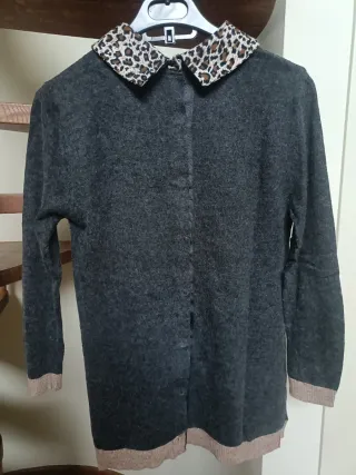 Jersey gris con cuello animal print