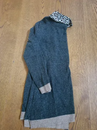 Jersey gris con cuello animal print