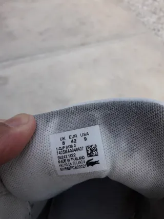 Zapatillas Lacoste grises y blancas