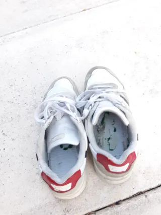 Zapatillas Lacoste grises y blancas