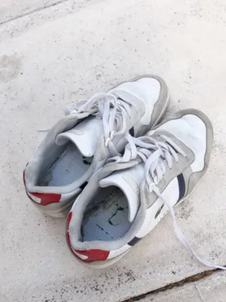 Zapatillas Lacoste grises y blancas