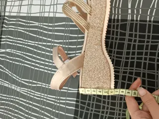 Sandalias doradas plataforma T36