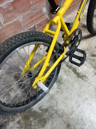 Bicicleta BMX GT Mach One Expert Amarilla