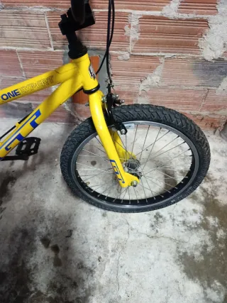 Bicicleta BMX GT Mach One Expert Amarilla