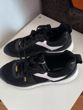 Zapatillas  negras y  blancas