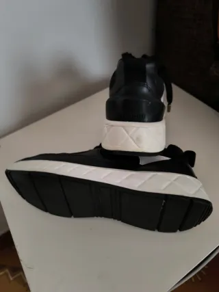 Zapatillas  negras y  blancas