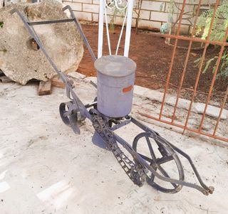 Sembradora antigua de metal