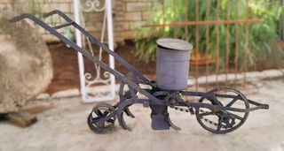 Sembradora antigua de metal