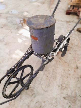 Sembradora antigua de metal