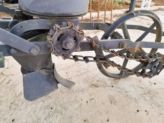 Sembradora antigua de metal