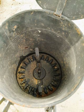 Sembradora antigua de metal