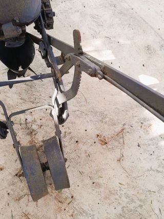 Sembradora antigua de metal