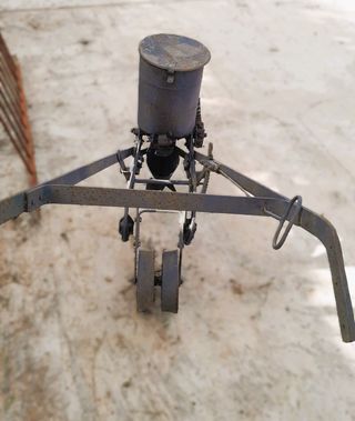 Sembradora antigua de metal