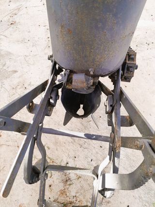 Sembradora antigua de metal