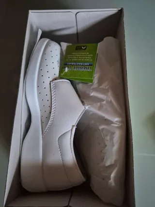 Zuecos Sanitarios Blancos Talla 40