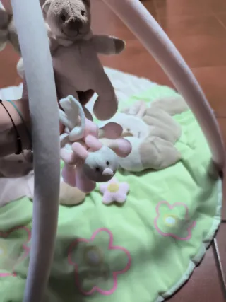 Manta de actividades para bebé con peluches