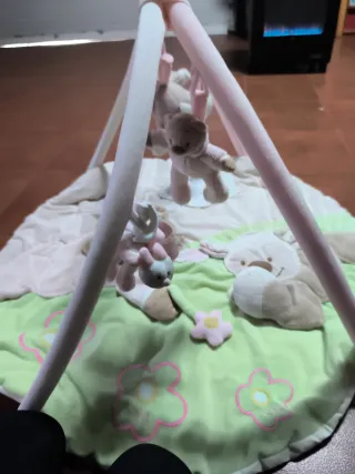 Manta de actividades para bebé con peluches