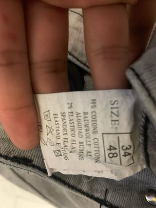 Pantalones vaqueros skinny grises desgastados