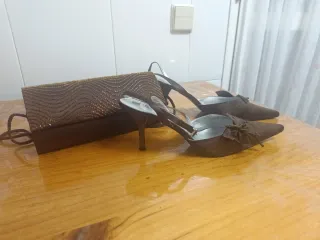 Zapatos de tacón y bolso de tela