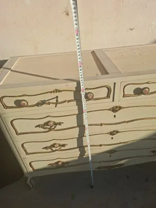 Muebles de dormitorio antiguos beige y oro